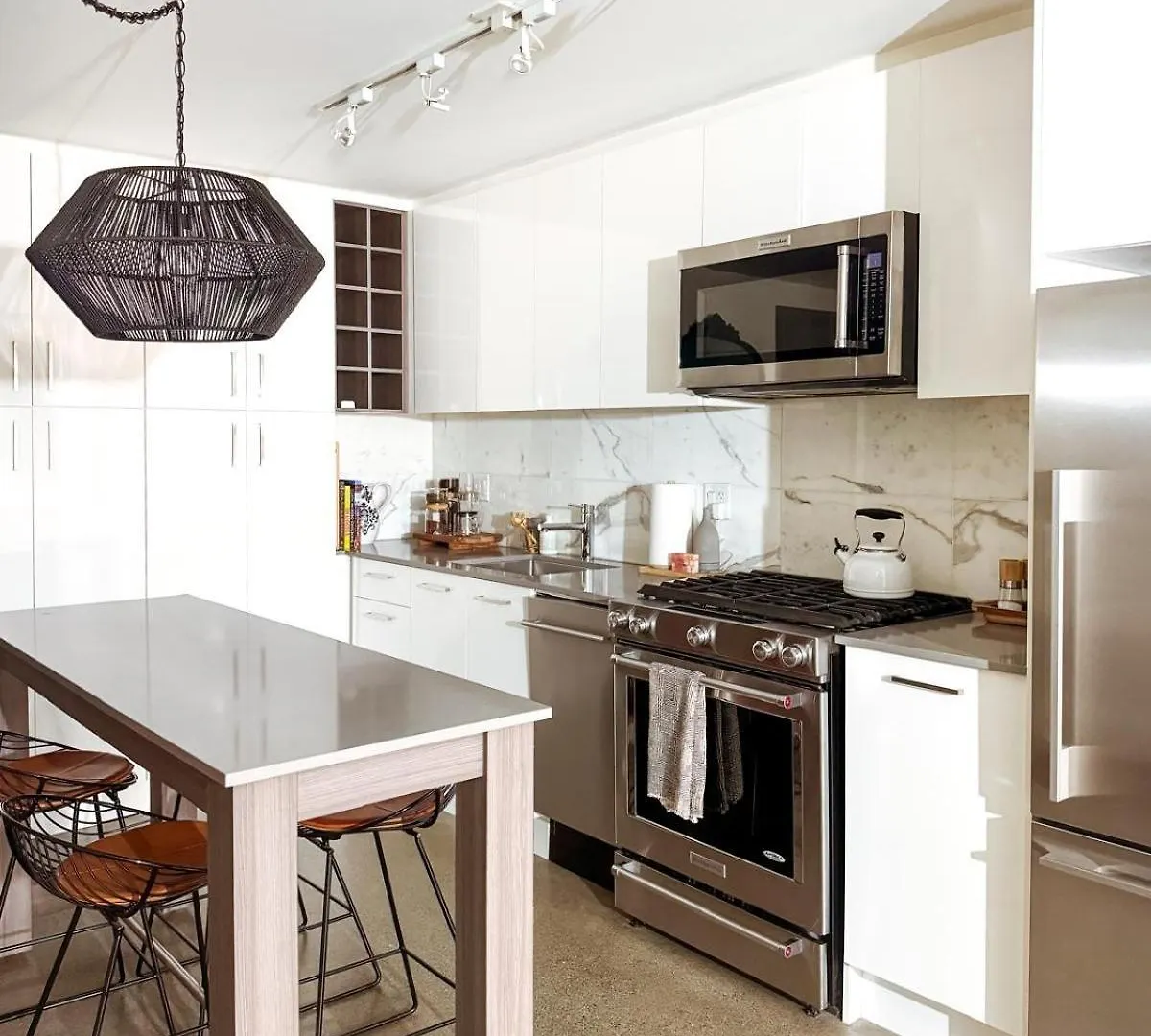 Modern, Bright 2 Bedroom Condo In Historic Chinatown, Downtown Vancouver Apartment
