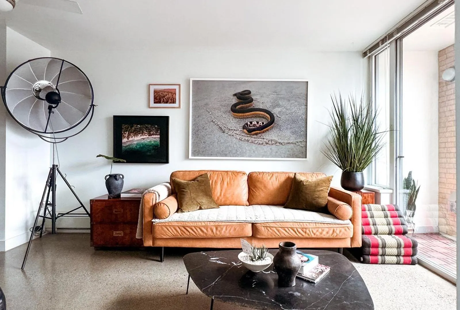 Modern, Bright 2 Bedroom Condo In Historic Chinatown, Downtown Vancouver location