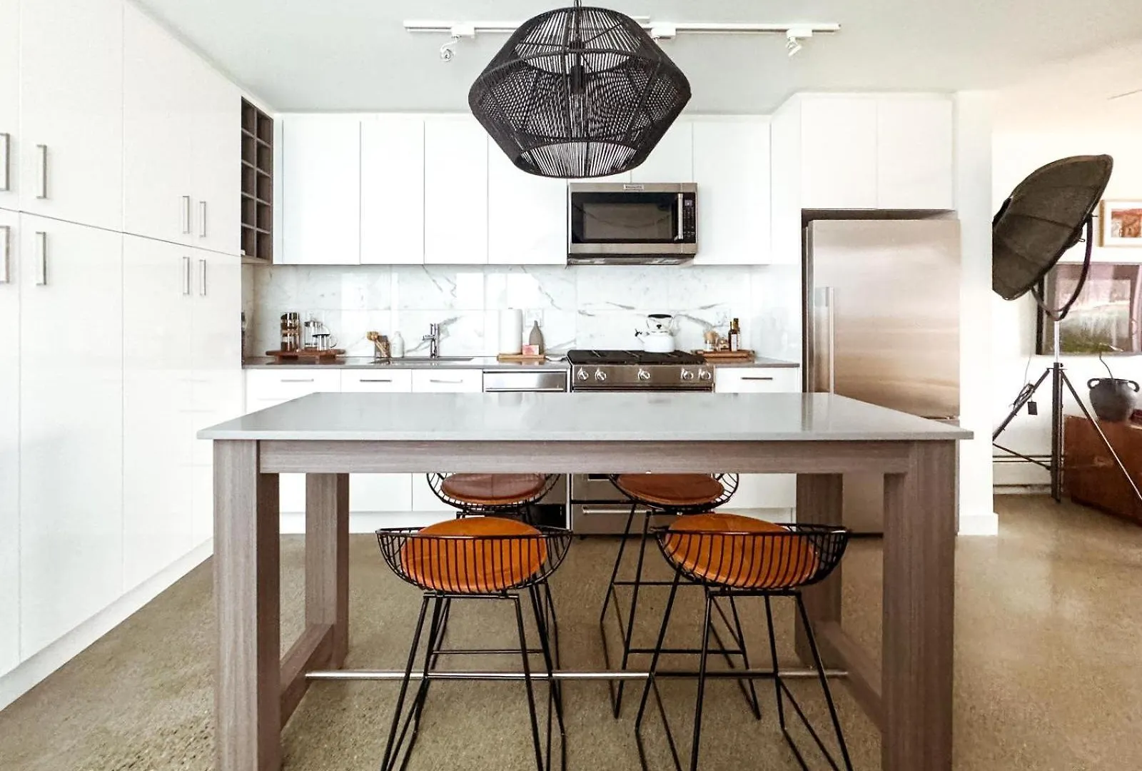 Modern, Bright 2 Bedroom Condo In Historic Chinatown, Downtown Vancouver Canada
