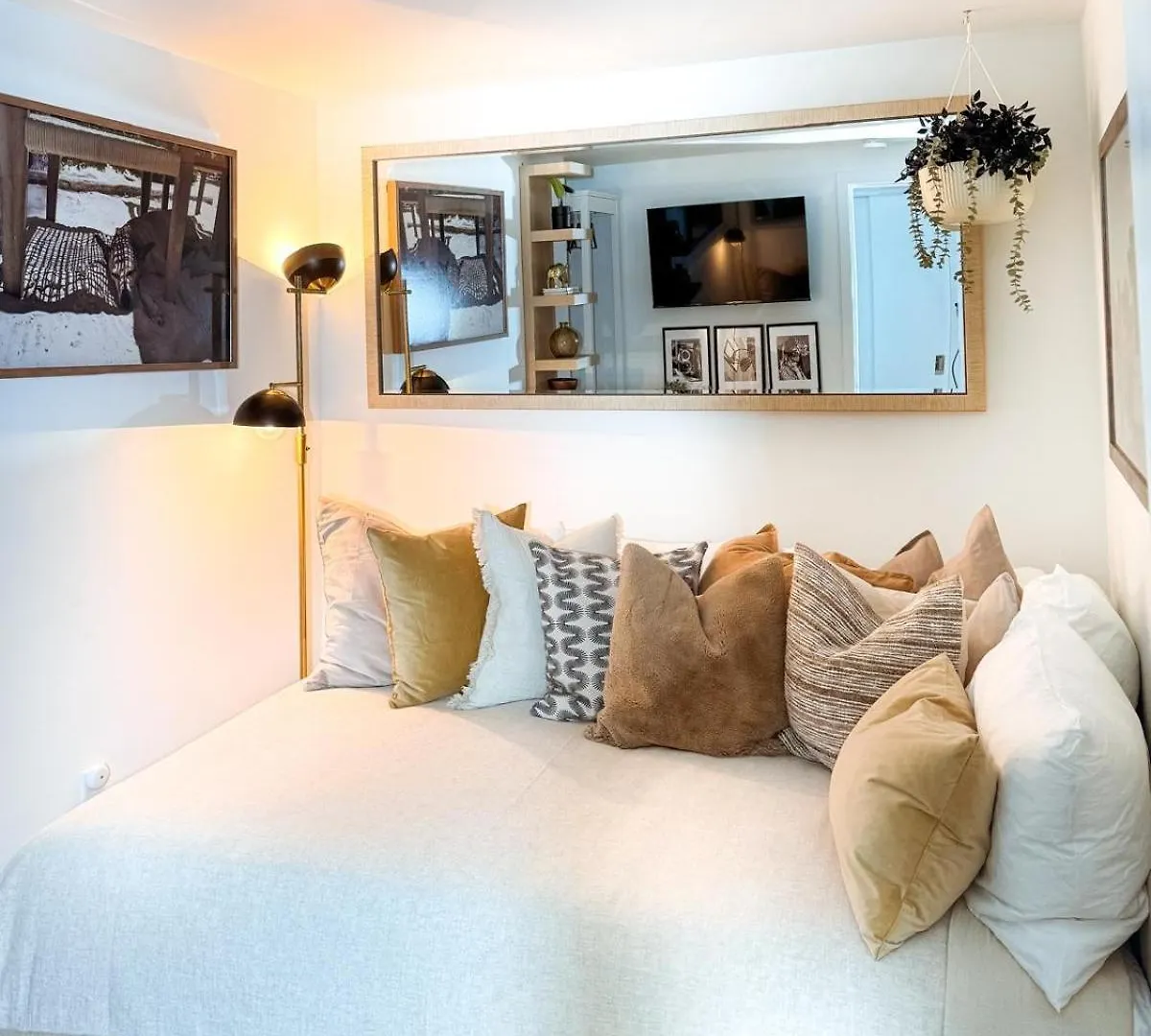 Apartment Modern, Bright 2 Bedroom Condo In Historic Chinatown, Downtown Vancouver Canada