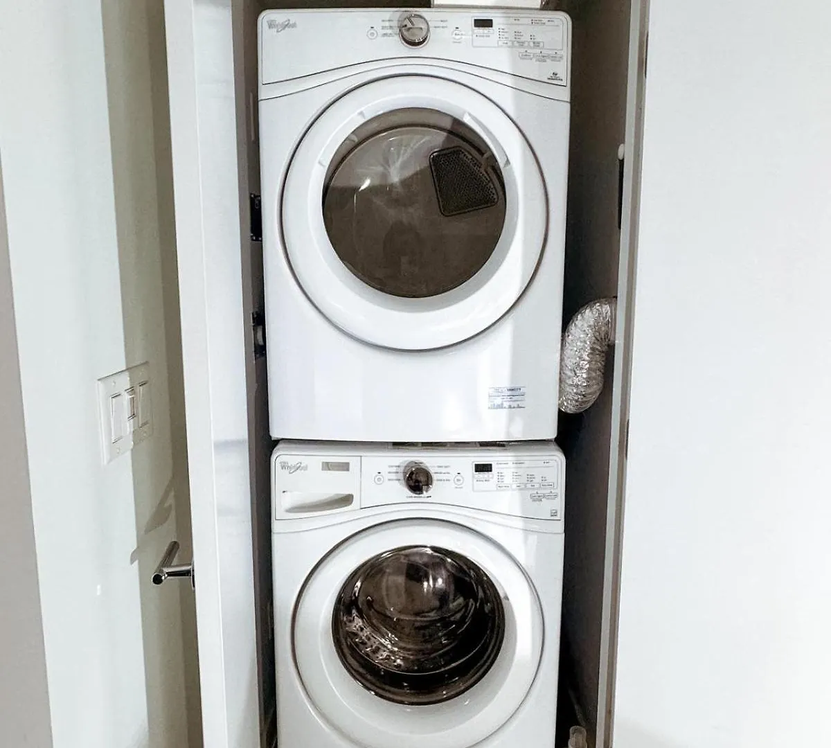 Modern, Bright 2 Bedroom Condo In Historic Chinatown, Downtown Vancouver Canada